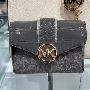 MICHAEL KORS CARMEN MEDIUM FLAP LOGO AND FAUX LEATHER WALLET 
HEATHER GREY MULTI